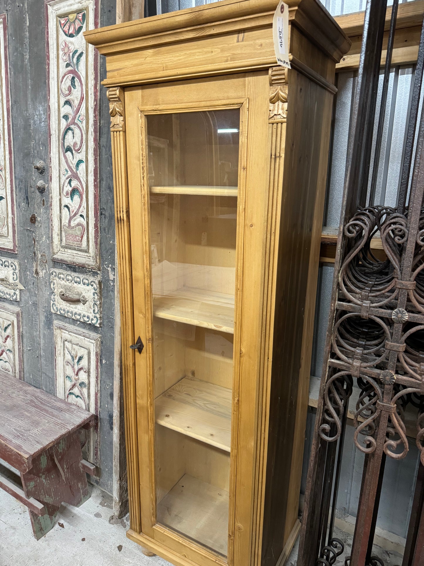 Single glass armoire