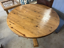 Load image into Gallery viewer, Round Table