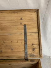 Load image into Gallery viewer, European Hand-Painted Trunk